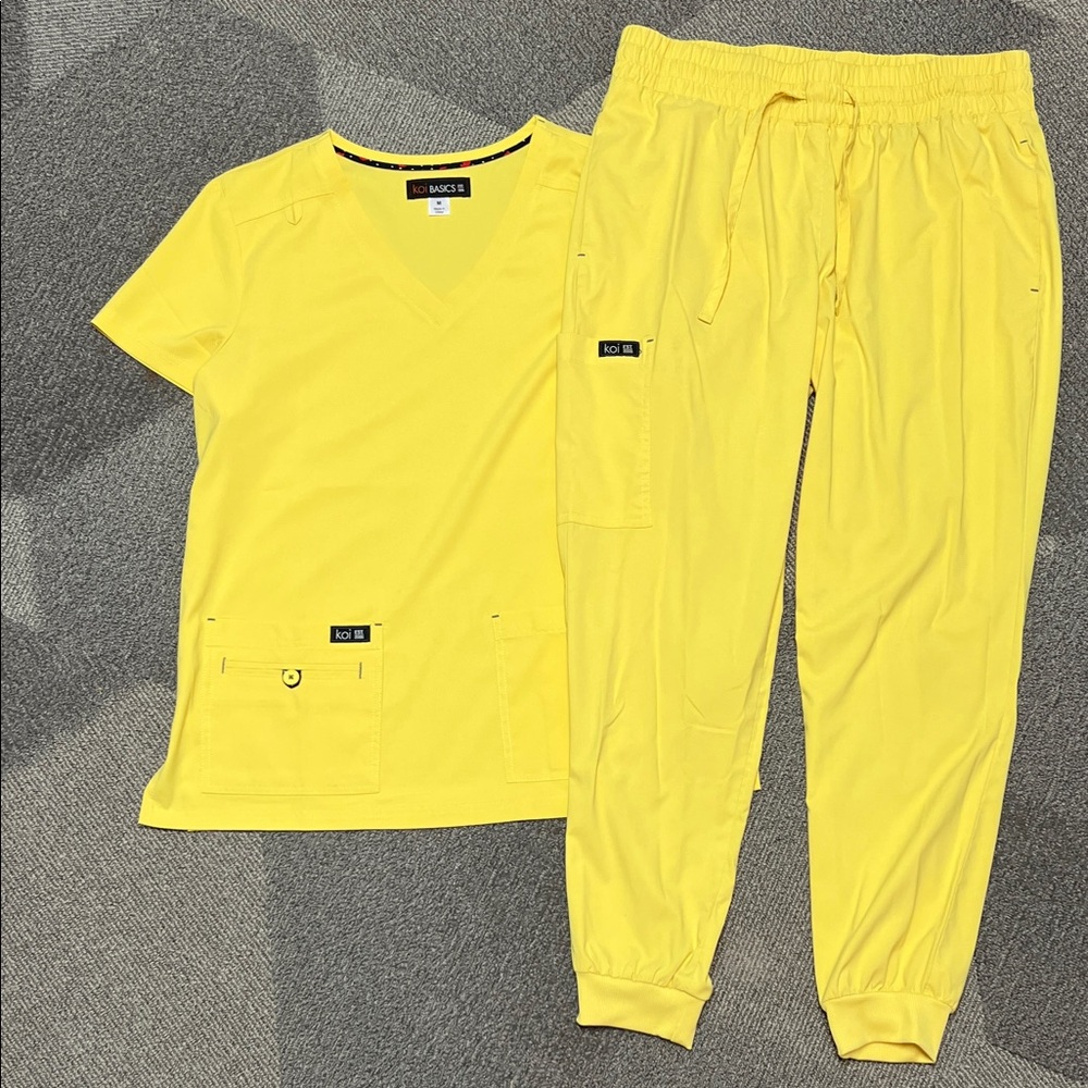 NEW Koi Basics Yellow Scrub Set Medium Top And Medium Bottoms NWOT